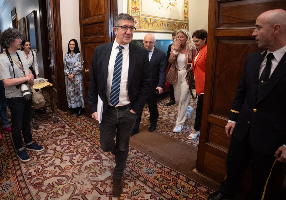 El portavoz del PSOE en el Congreso, Patxi López, a su llegada a una reunión de la Junta de Portavoces