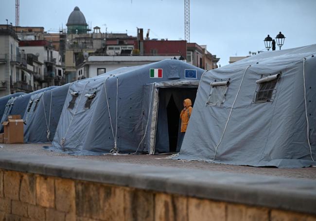 Residentes de Nápoles, en tiendas de campaña en las zonas portuarias y costeras de Pertini tras ser evacuados de sus casas.