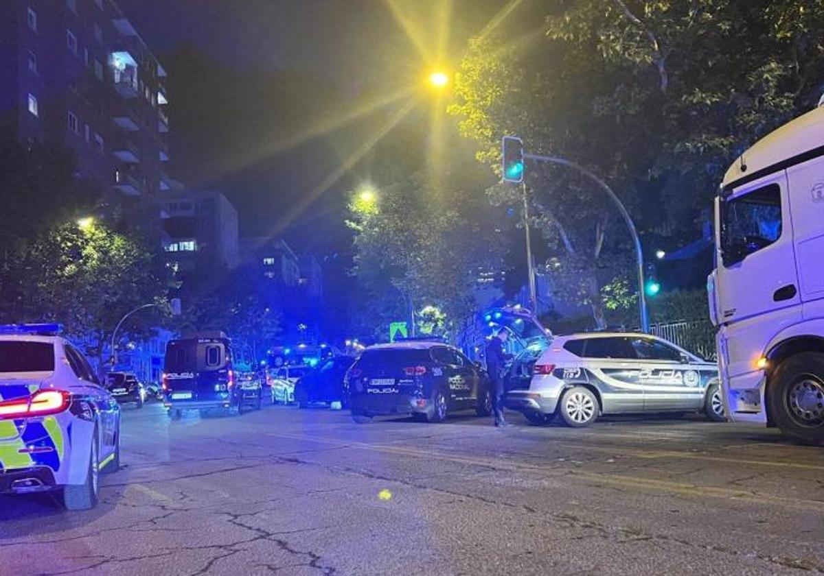 Parte del dispositivo policial desplegado junto al colegio madrileño, próximo al estadio Bernabéu, donde tuvo lugar una reyerta multitudinaria este martes.