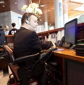 Una persona con discapacidad, en su puesto de trabajo.