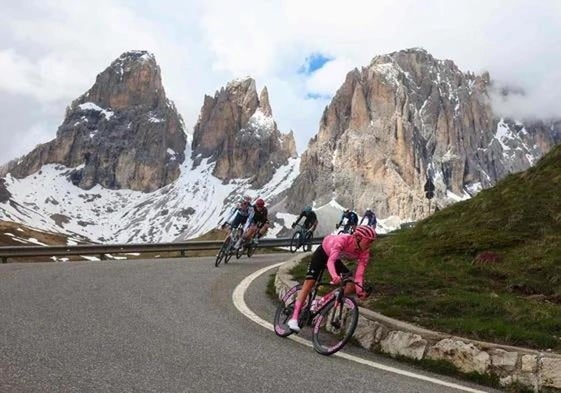 Tadej Pogacar, en el descenso del Passo Sella.