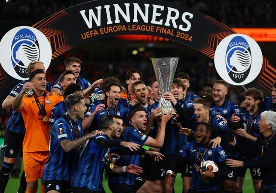 Los jugadores del Atalanta celebran la conquista de la Europa League.