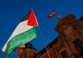 Imagen de una bandera palestina frente al Ministerio de Asuntos Exteriores, durante una concentración en Madrid contra la ofensiva israelí en Gaza.