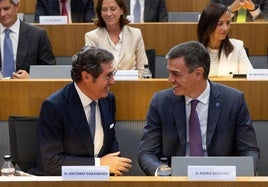 Antonio Garamendi (izq.) junto a Pedro Sánchez.