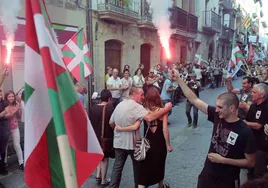 El preso de ETA Xabier Ugarte a su llegada a la localidad guipuzcoana de Oñate.