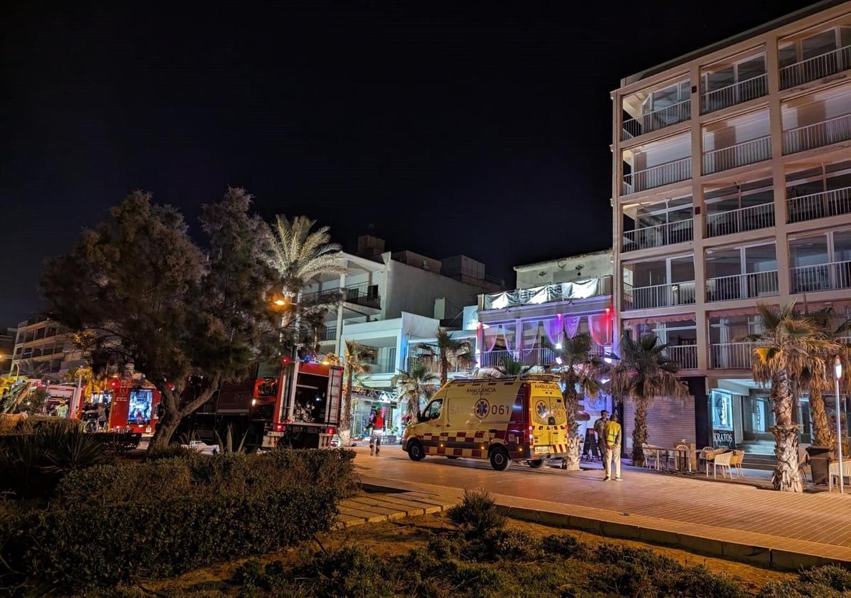 Imagen principal - En la imagen superior, vista del edificio donde estaba el restaurante siniestrado; debajo, los técnicos de emergencias tratan de acceder al interior del local; por último, los sanitarios atienden a uno de los heridos.