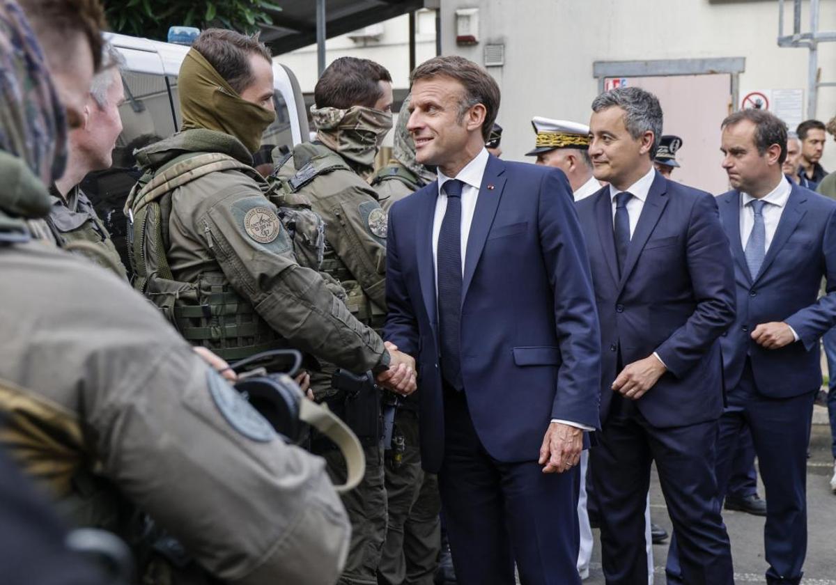 Macron saluda a los miembros de la Policía de Numea desplegados para frenar la ola de violencia.