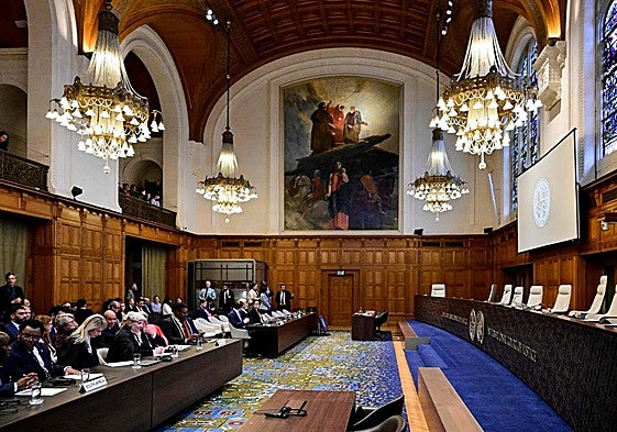 Miembros del equipo legal de Sudáfrica asisten a una audiencia en la Corte Internacional de Justicia.