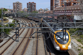 Un tren de Rodalies circula por las vías en L'Hospitalet de Llobregat