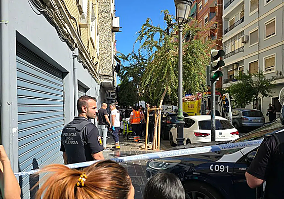 Los medios sanitarios atienden a la víctima en Orriols