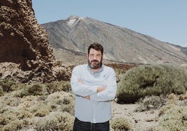 El escritor y guionista Santiago Díaz ante la cumbre del Teide en Tenerife.