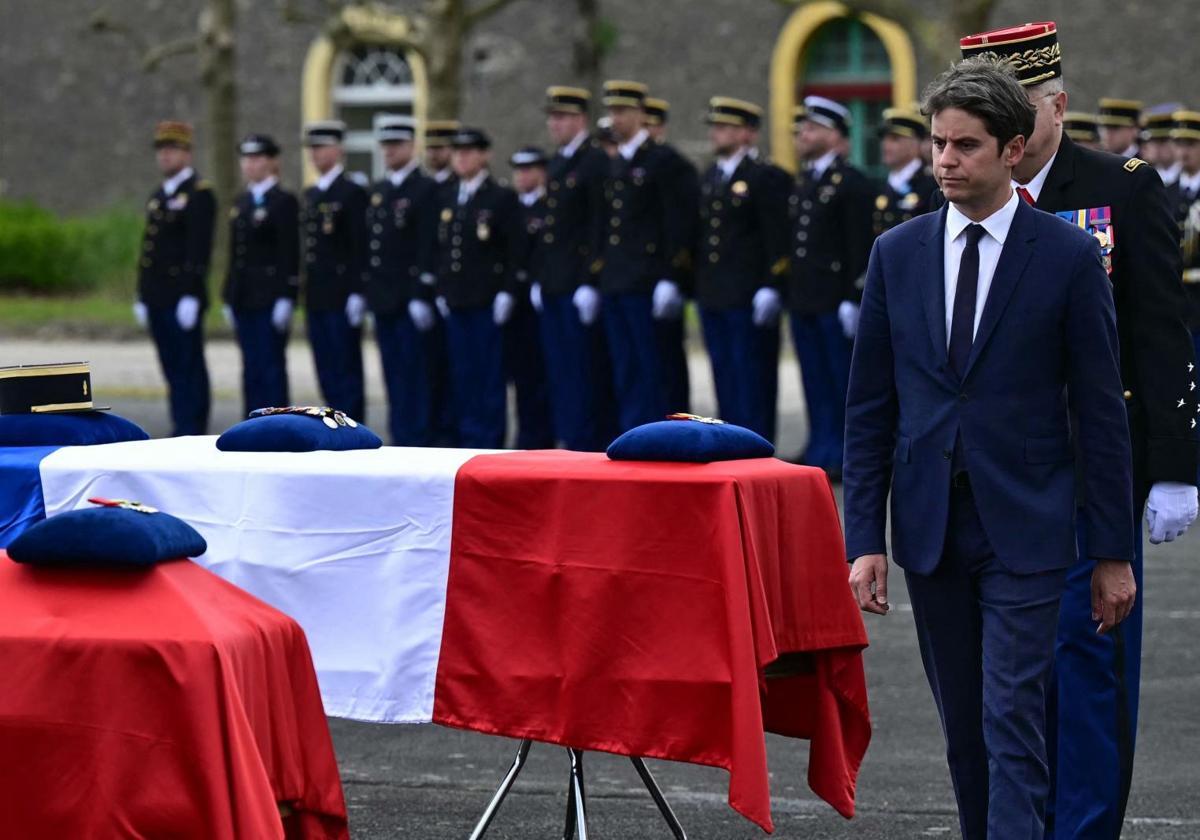 El primer ministro, Gabriel Attal, durante el sepelio en París de los dos policías muertos.