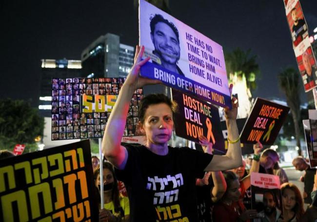 Un grupo de manifestantes pide la liberación inmediata de los rehenes israelíes en una protesta de Tel Aviv.