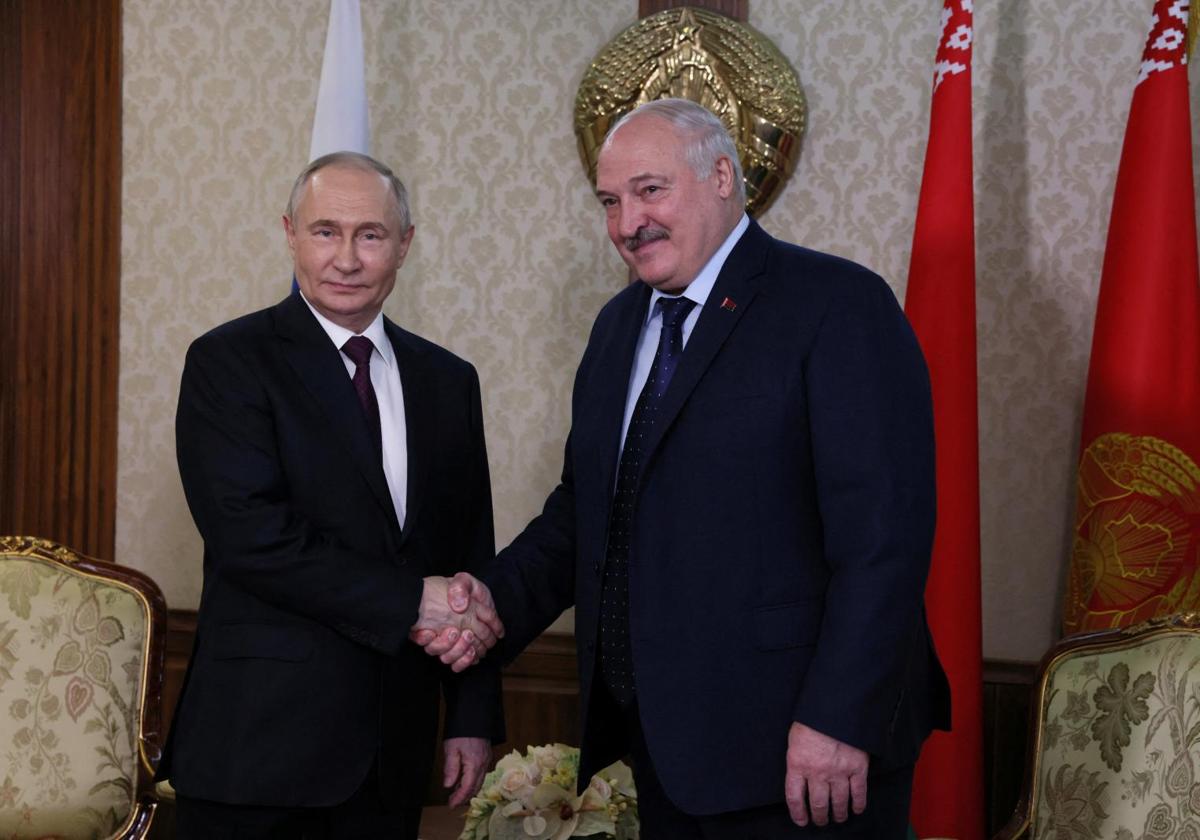 El presidente bielorruso, Alexánder Lukashenko, estrecha la mano a su homólogo ruso, Valdímir Putin, durante su encuentro en Minsk.