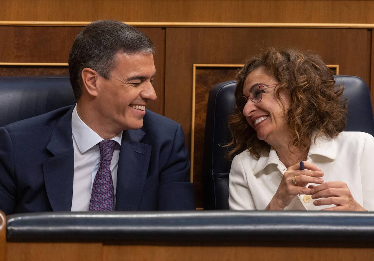 El presidente del Gobierno, Pedro Sánchez, y la vicepresidenta primera y ministra de Hacienda, María Jesús Montero, durante una sesión de control al Gobierno