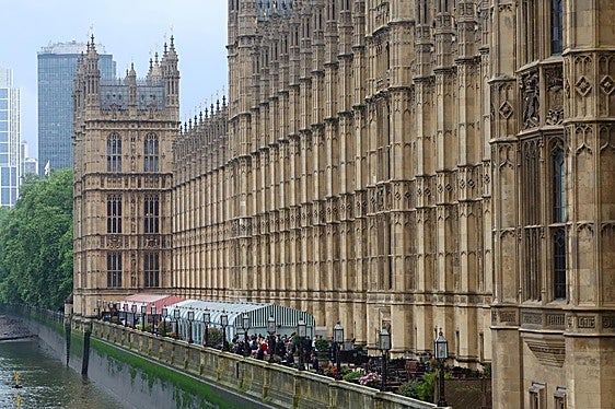 El Parlamento británico cierra de forma abrupta una legislatura turbulenta
