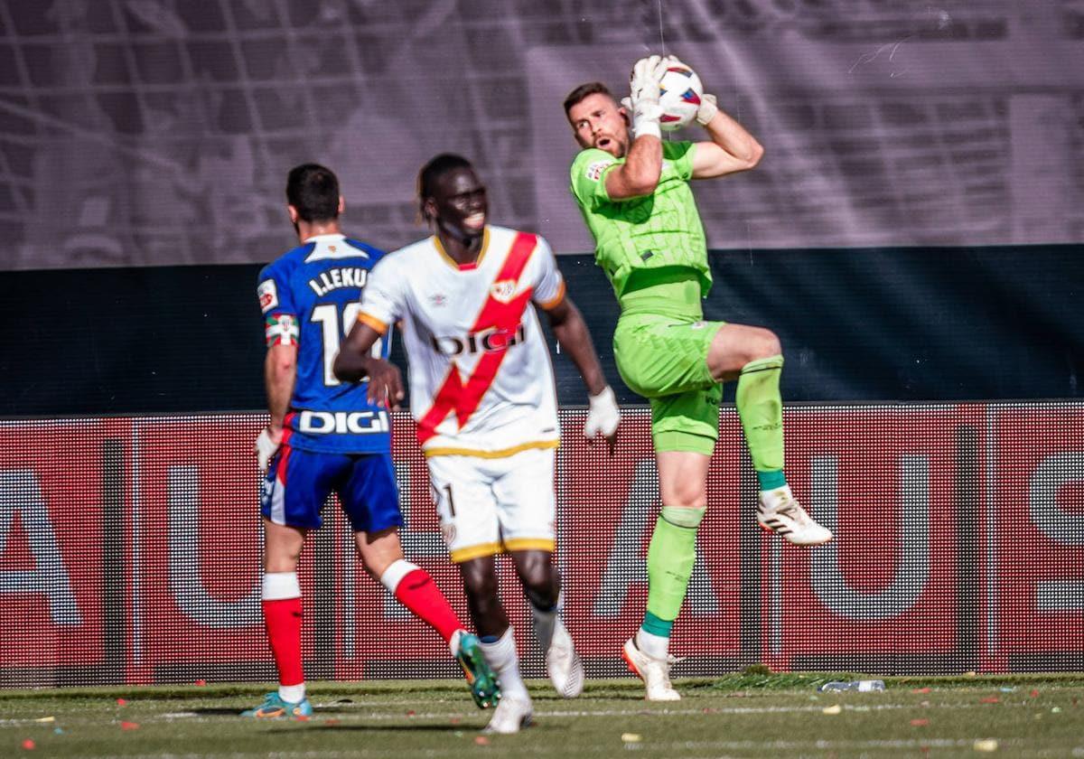 Unai Simón se hace un balón por alto en el partido ante el Rayo.