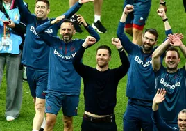 Xabi Alonso celebra con sus jugadores la conquista de la Copa de Alemania.