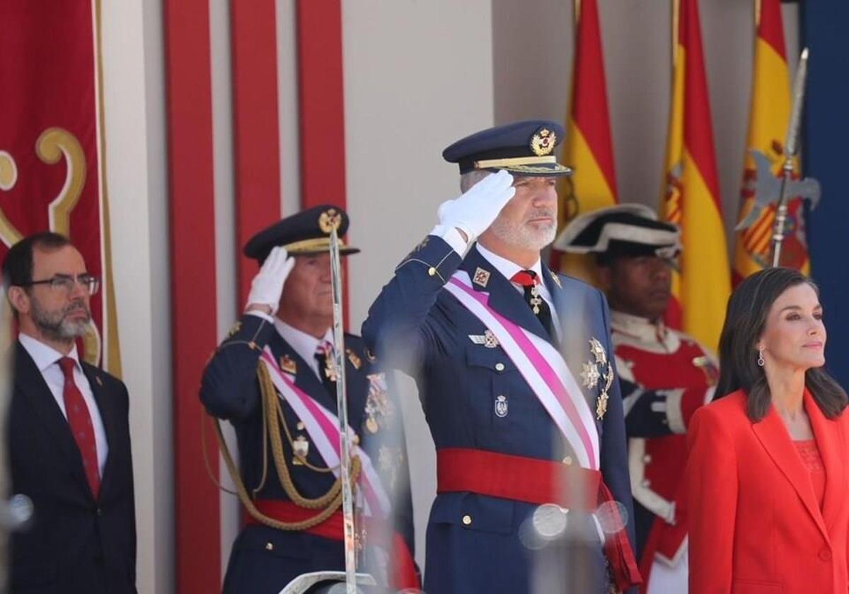 Los Reyes presiden en Oviedo el desfile por el Día de las Fuerzas Armadas