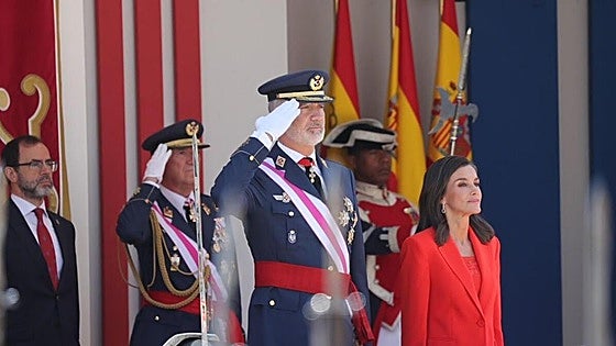 Los Reyes presiden en Oviedo el desfile por el Día de las Fuerzas Armadas