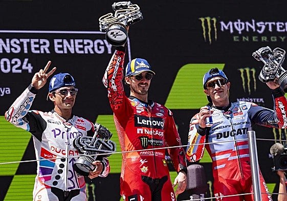 Bagnaia celebra su triunfo en el podio junto a Jorge Martín y Marc Márquez.