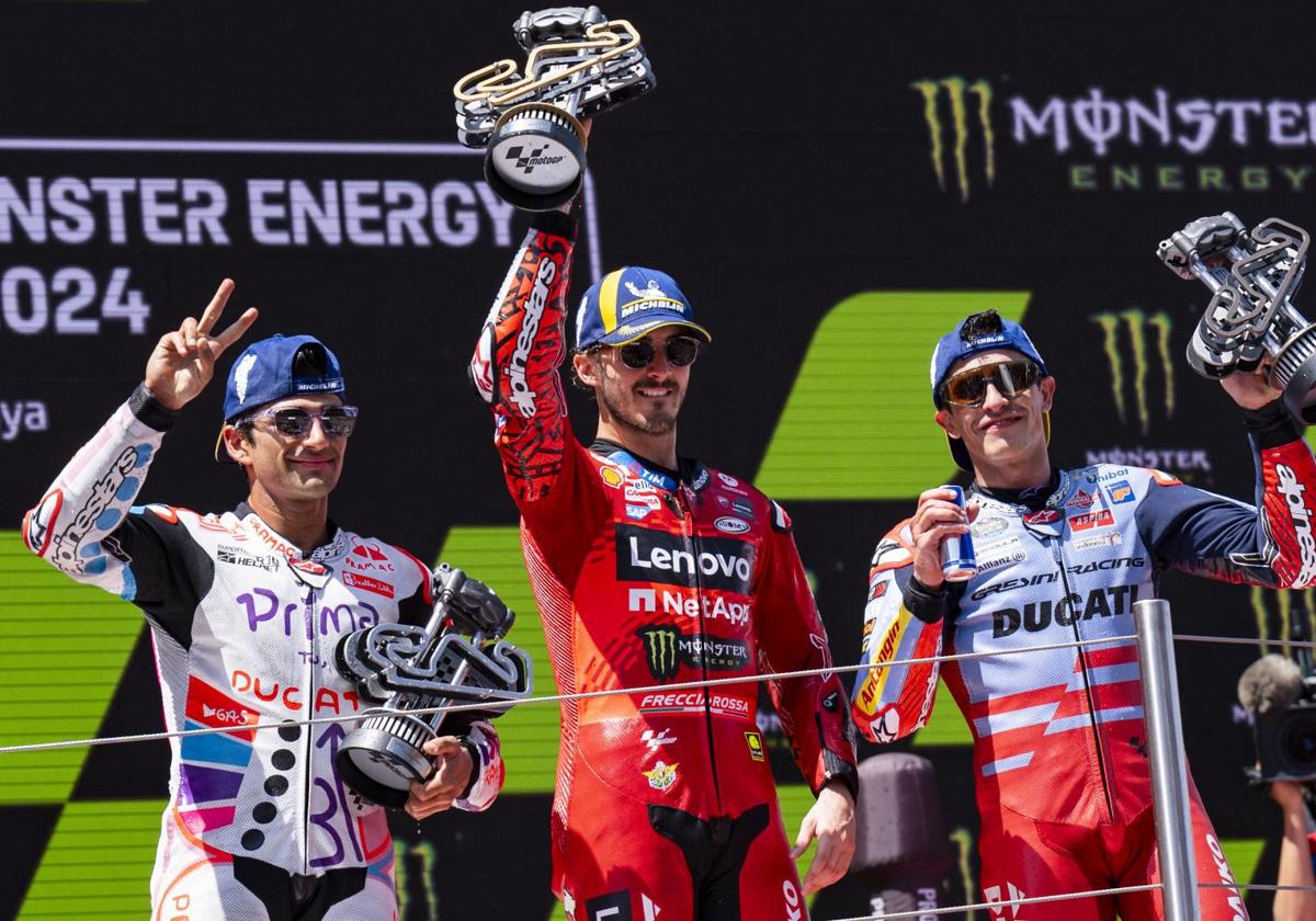 Bagnaia celebra su triunfo en el podio junto a Jorge Martín y Marc Márquez.