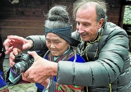 Tino Soriano enseña a manejar su cámara a una mujer de la etnia miao en el poblado de Jidao, en la provincia china de Guizhou.