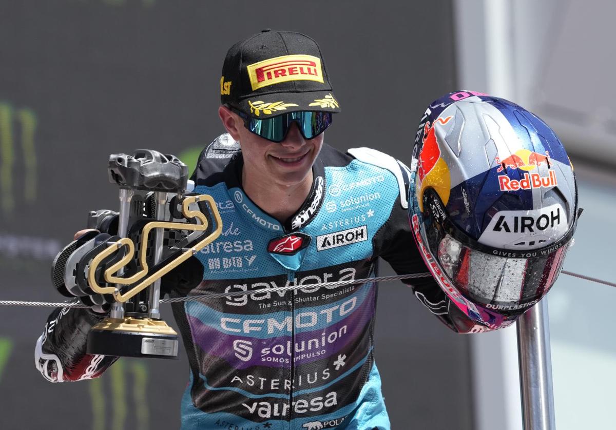 David Alonso celebra su triunfo en Moto3.