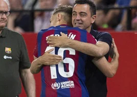 Fermín celebra su gol junto a Xavi, en el adiós del técnico azulgrana