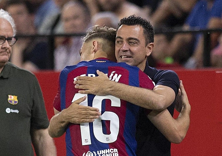 Fermín celebra su gol junto a Xavi, en el adiós del técnico azulgrana