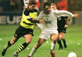 Wolfgang Feiersinger pugna con Fernando Morientes en el Dortmud-Real Madrid de vuelta de semifinales de la Champions 1997-98.