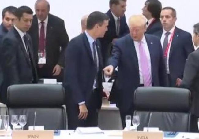 Trump señala a Sánchez donde sentarse durante la cumbre de la OTAN de 2019.