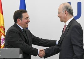 El ministro de Asuntos Exteriores, José Manuel Albares, junto al primer ministro de la autoridad palestina, Mohammad Mustafa, ayer en Bruselas.