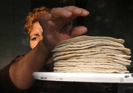 Cada mexicano come de media unos 75 kilos de tortillas al año.