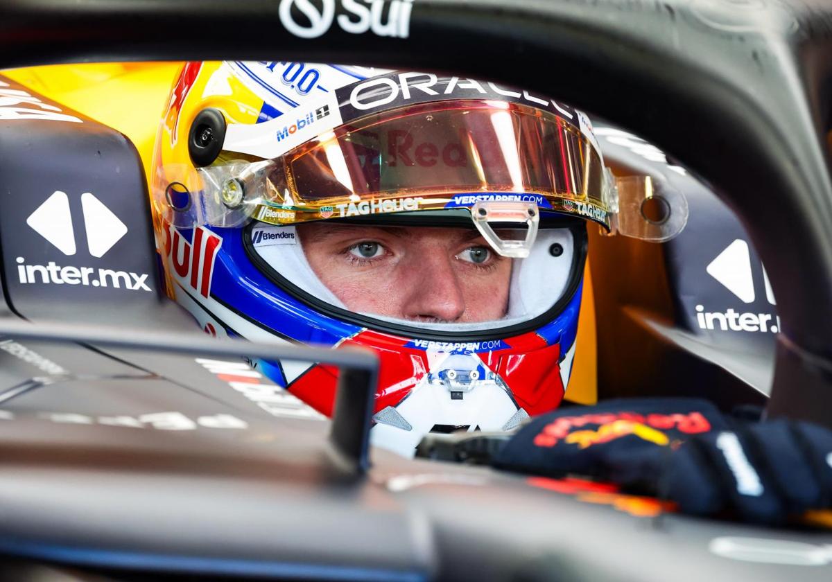 Max Verstappen, pensativo y concentrado, subido en su Red Bull