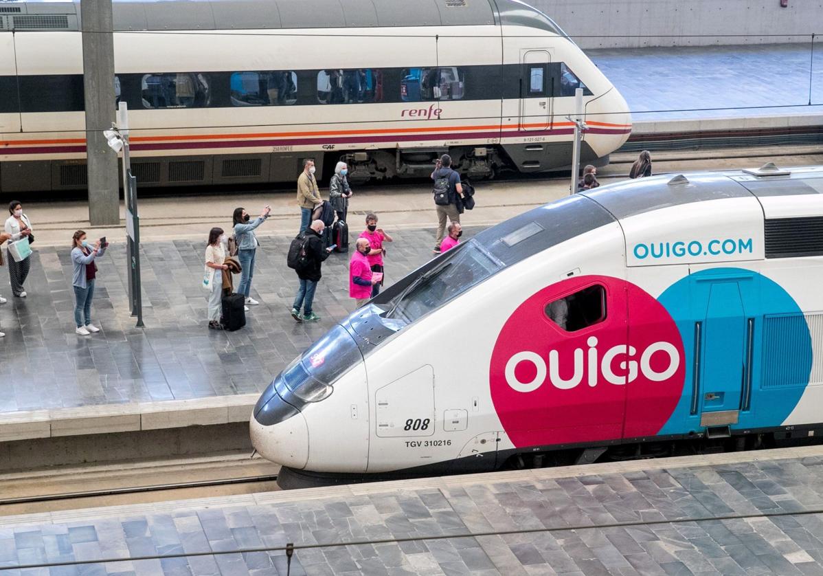 Un tren de Ouigo y otro de Renfe en la estación de Zaragoza.