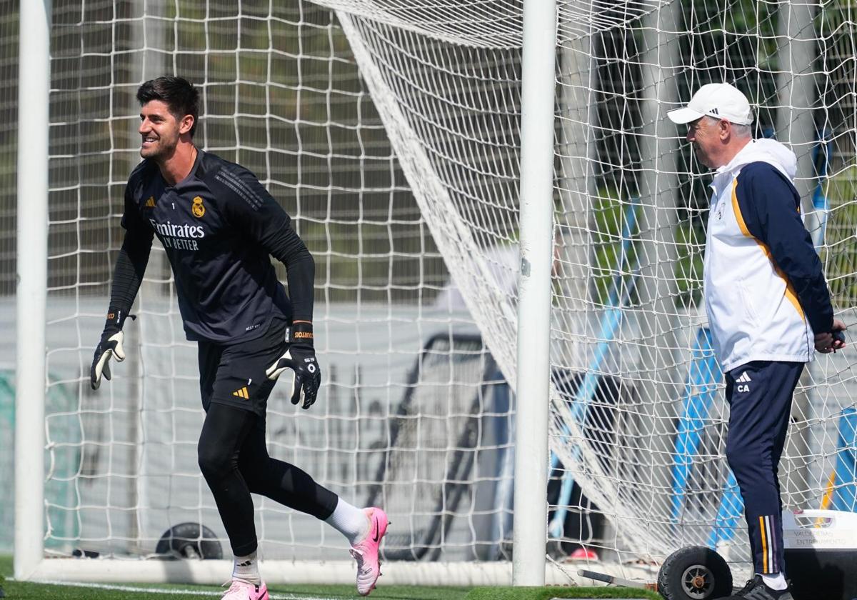 Thibaut Courtois y Carlo Ancelotti en un entrenamiento previo a la final de Champions.