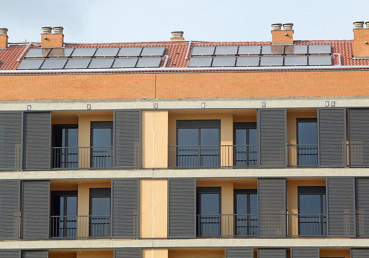 Placas solares instalados en la cubierta de un edificio.
