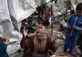 Una mujer llora tras la pérdida de varios familiares en el bombardeo realizado este martes contra un campamento en Al-Mawasi.