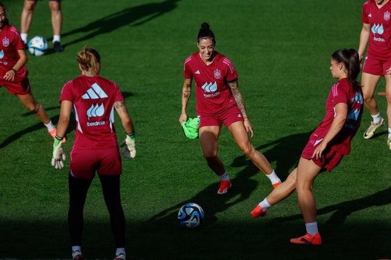 La centrocampista de la selección española Jenni Hermoso (c) participa en el entrenamiento de la selección española de fútbol en la Ciudad del Fútbol de Las Rozas