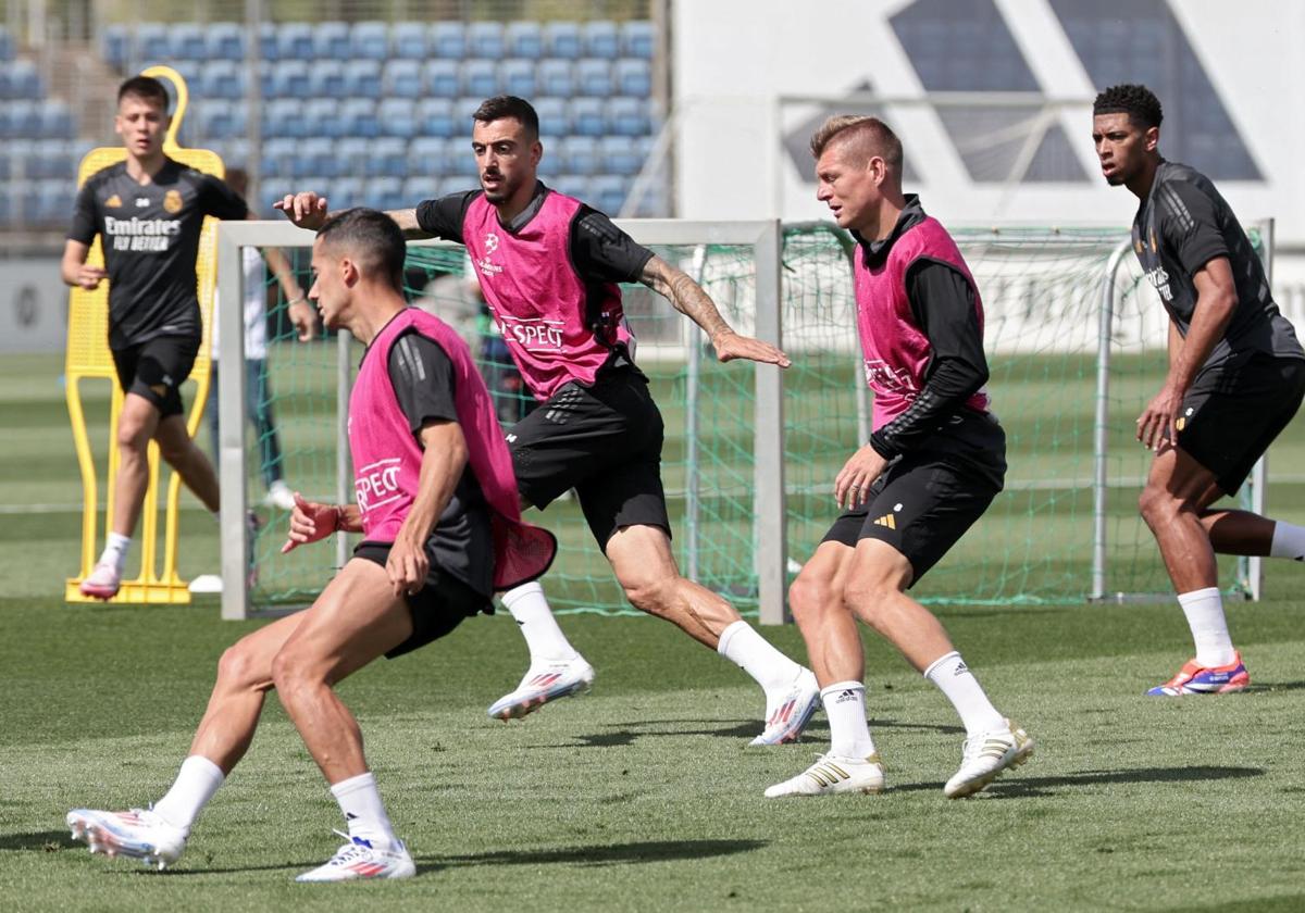 Los jugadores del Real Madrid, con Kroos en el centro, durante el entrenamiento de este lunes.