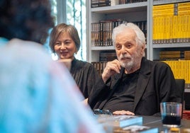 Alejandro Jodorowsky con su esposa Pascale Montado en la sede de Siruela.