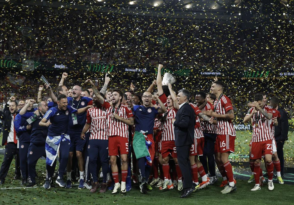 Mendilibar celebra junto a su plantilla y cuerpo técnico el título de la Conference League.