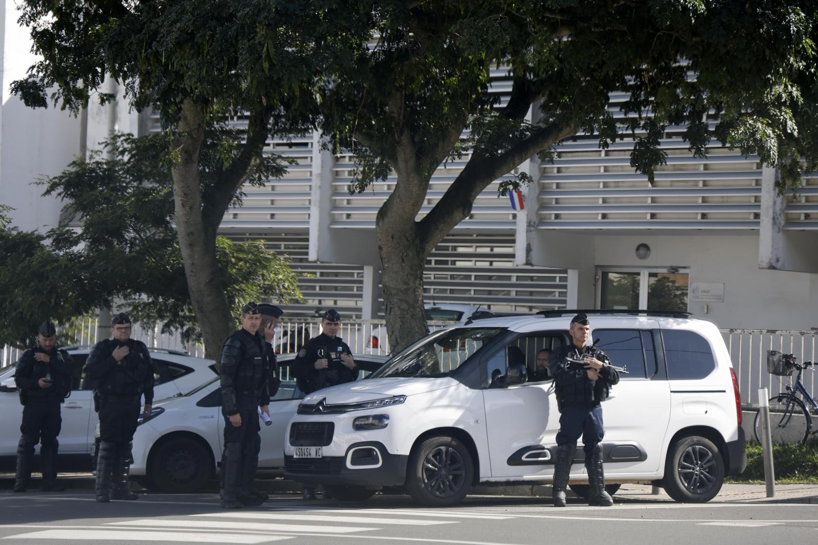 Gendarmes vigilan una calle de Noumea, la capital de Nueva Caledonia, durante la visita de Macron la semana pasada.