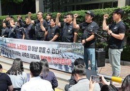 Miembros del sindicato protestan frente a la sede de Samsung en Seúl.