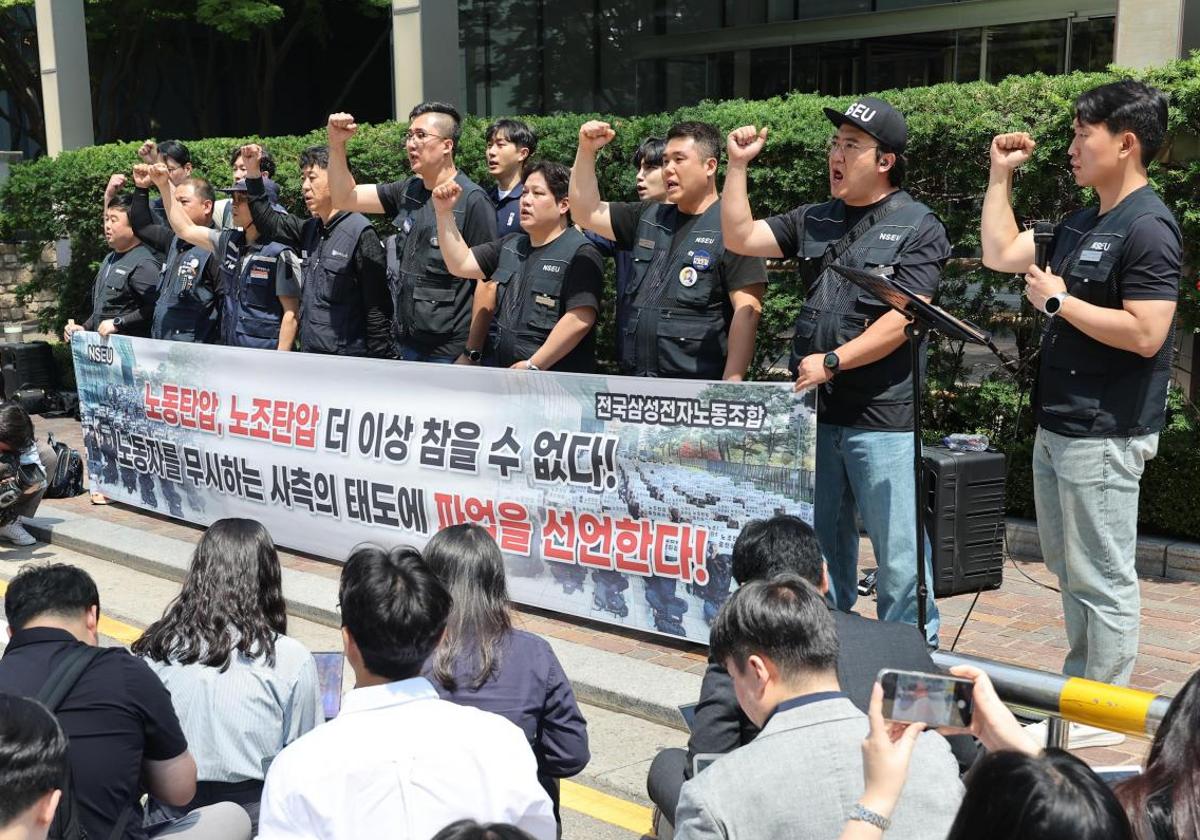 Miembros del sindicato protestan frente a la sede de Samsung en Seúl.