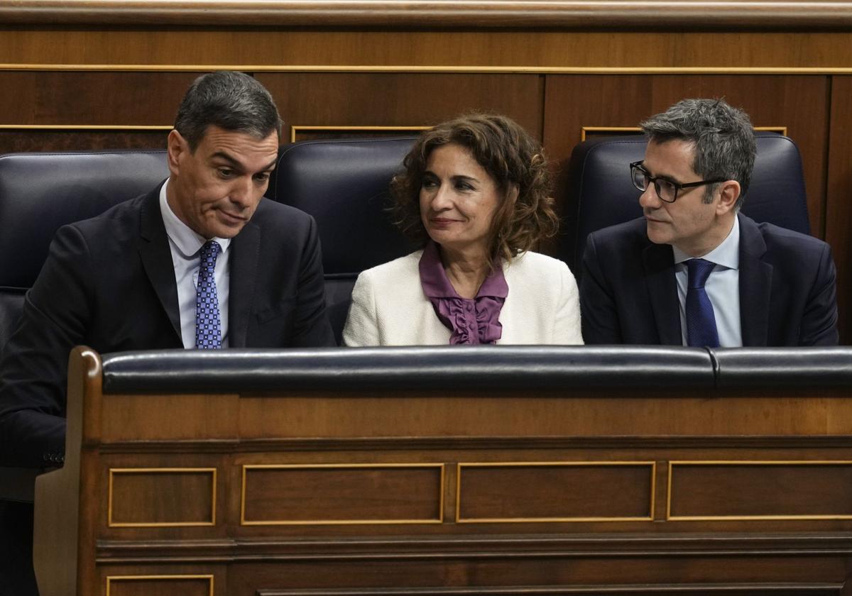 El presidente del Gobierno, Pedro Sánchez , junto a la vicepresidenta primera, María Jesús Montero, y el ministro Félix Bolaños (derecha).