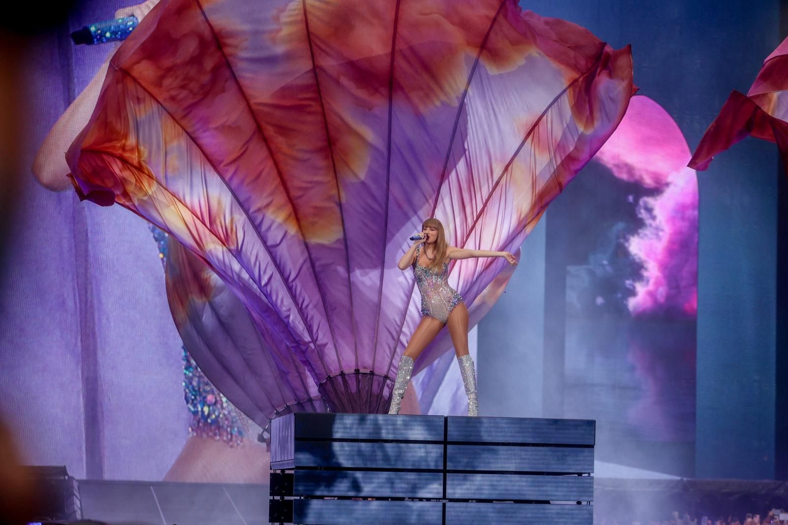 La cantante Taylor Swift durante la primera de sus dos actuaciones en el Estadio Santiago Bernabéu. 