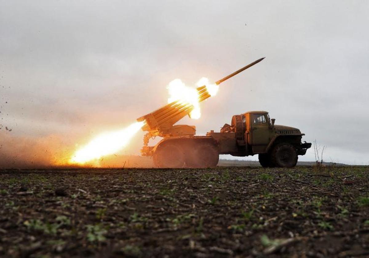 Un lanzacohetes BM-21 Grad dispara hacia posiciones rusas en el frente de Bajmut.