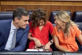 El presidente del Gobierno, Pedro Sánchez; la vicepresidenta primera y ministra de Hacienda, María Jesús Montero y la vicepresidenta segunda y ministra de Trabajo, Yolanda Díaz